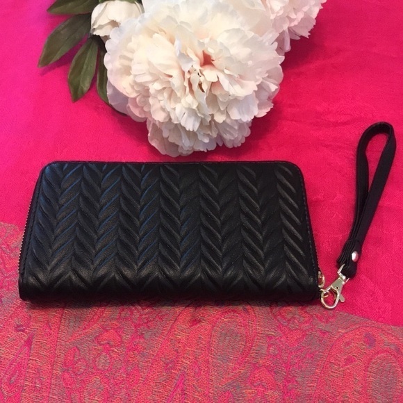NWOT Adrianne Vittadini Black Wristlet - Picture 2 of 13